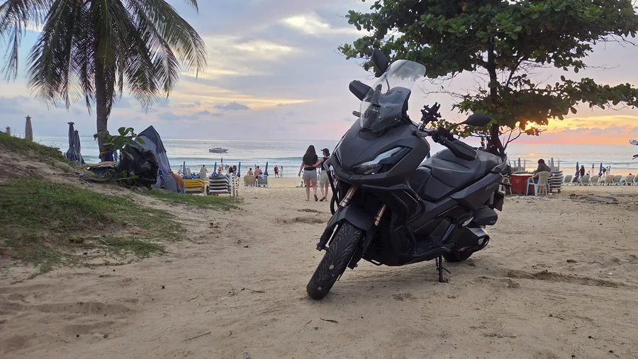 Honda ADV 350 ScootZone sur la plage au coucher du soleil, Phuket
