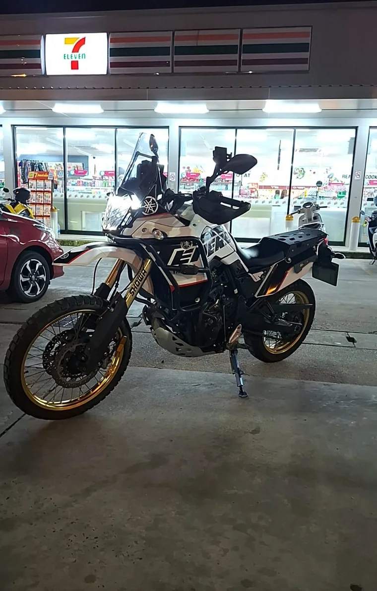 Yamaha Ténéré 700 ScootZone devant un 7-Eleven à Phuket