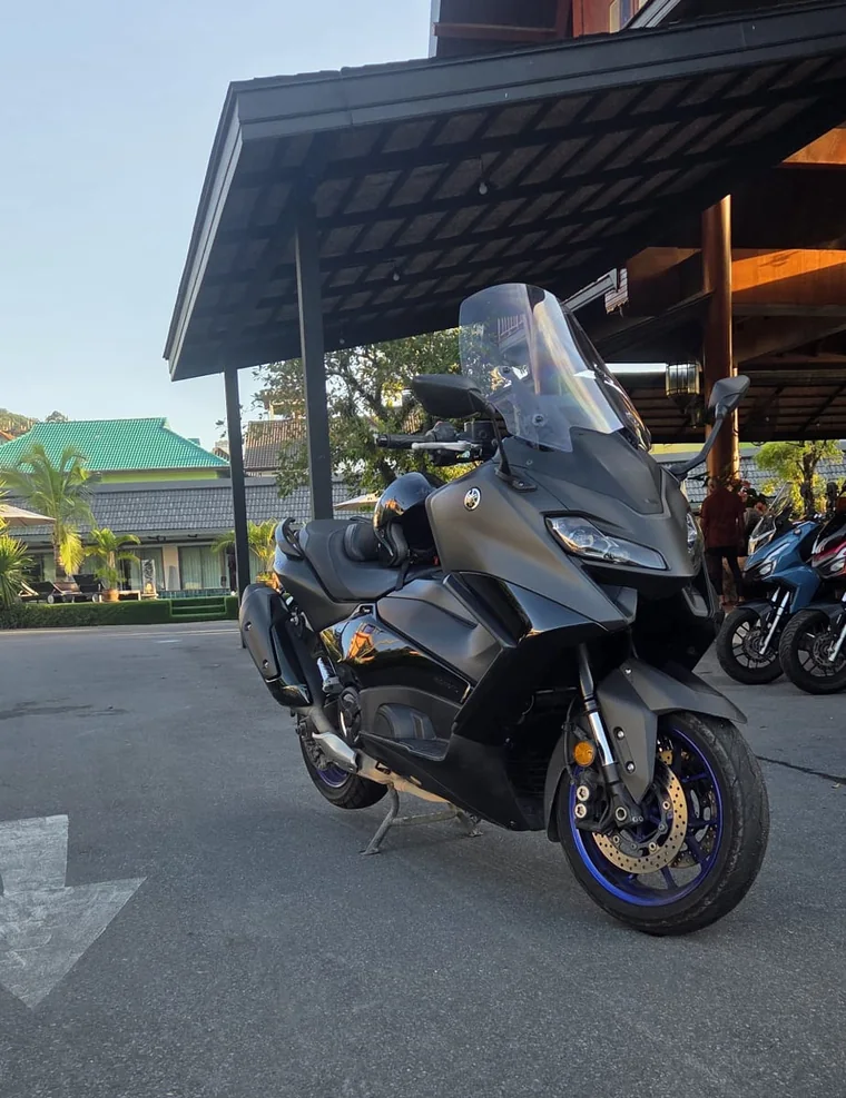 Yamaha TMAX ScootZone devant un hôtel à Patong, Phuket