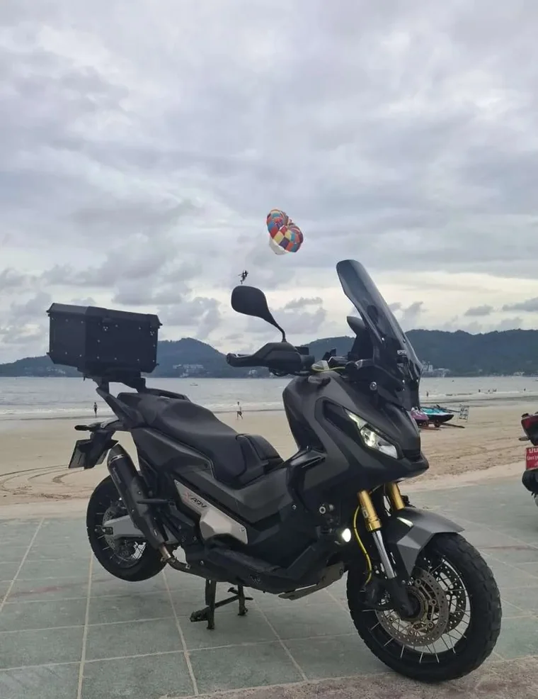 Honda X-ADV 750 ScootZone sur la promenade de Patong, Phuket